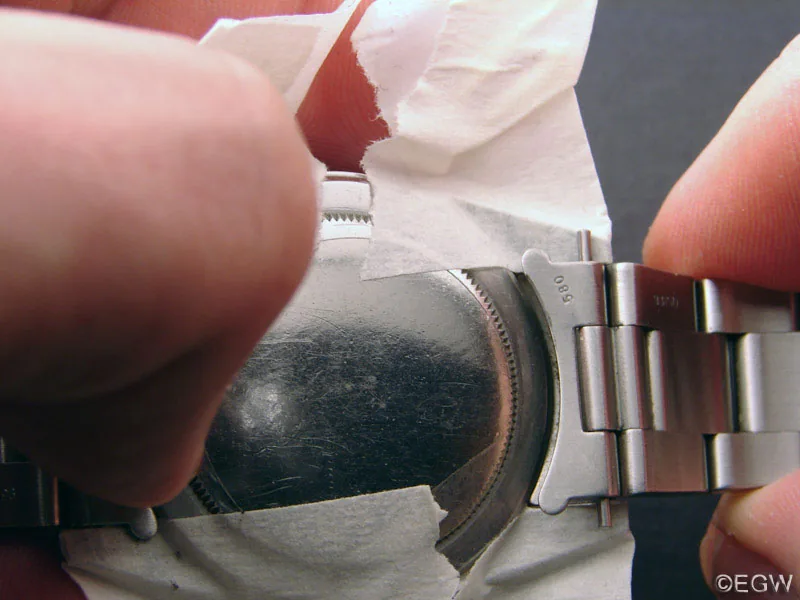 Gehäuseboden einer Rolex mit abgeklebten Hörnern, daran das angesetzte Stahlband