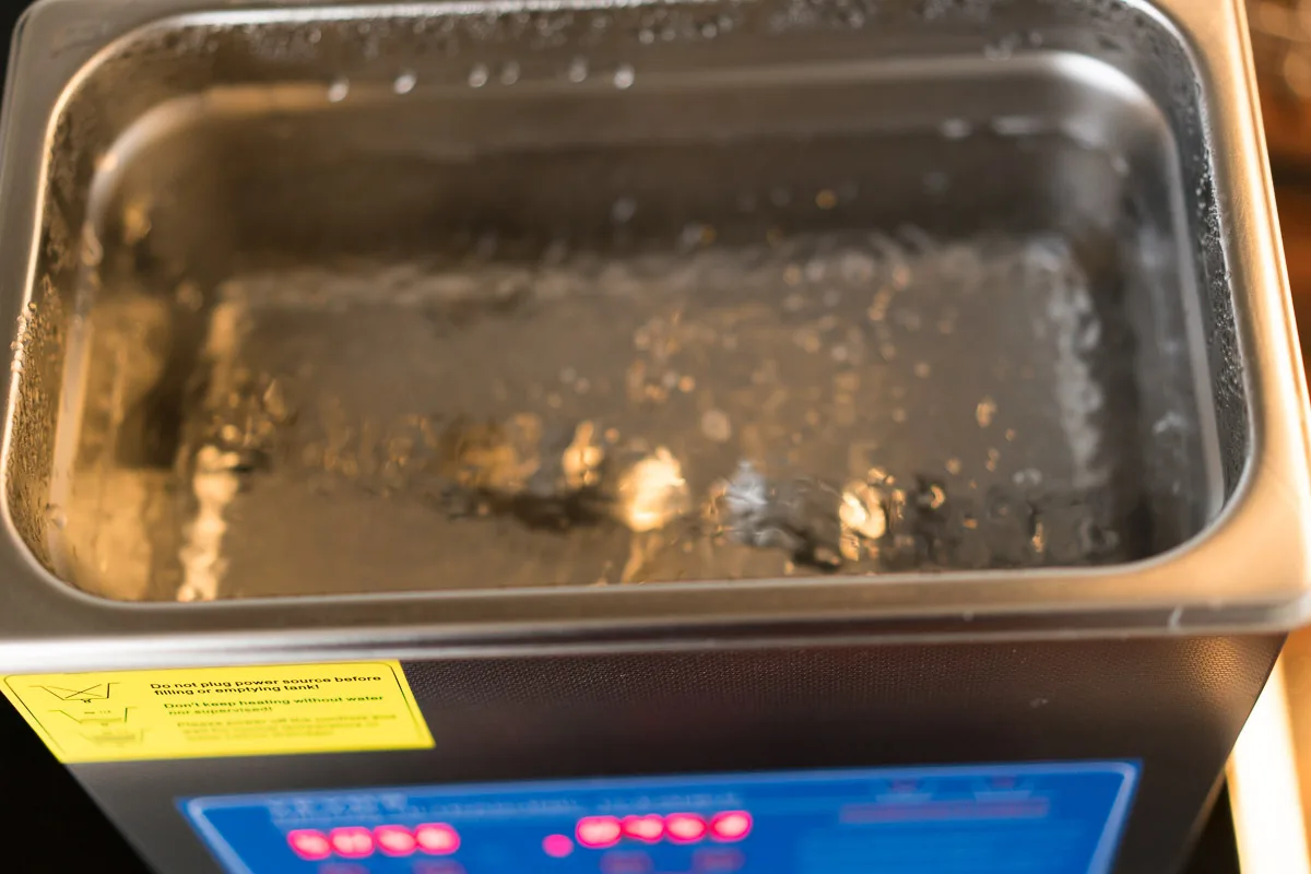 Water bath in a running ultrasonic cleaner