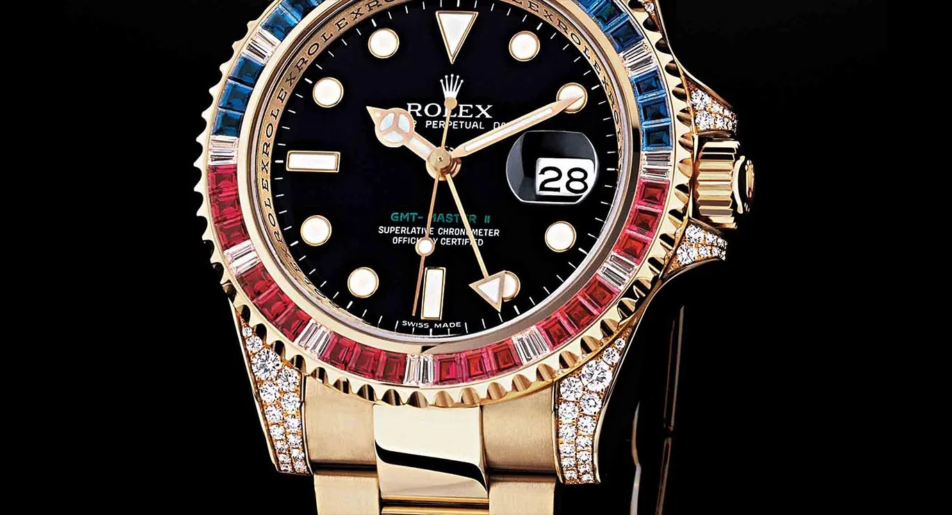 Goldene Rolex GMT-Master II mit Lünette aus roten, blauen und weißen Edelsteinen und schwarzem Zifferblatt