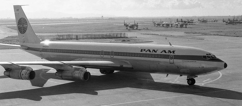 Schwarzweißfoto eines Pan-Am-Flugzeugs auf dem Rollfeld