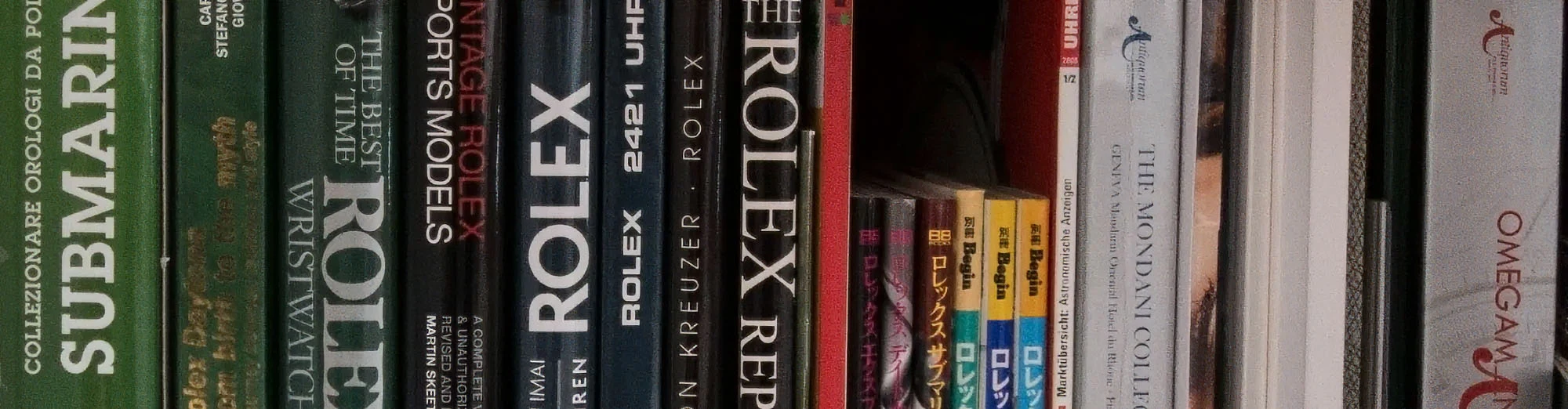 Bücherregal mit Rolex-Büchern, darunter Submariner, Rolex 2421 Uhren und Vintage Rolex Sports Models