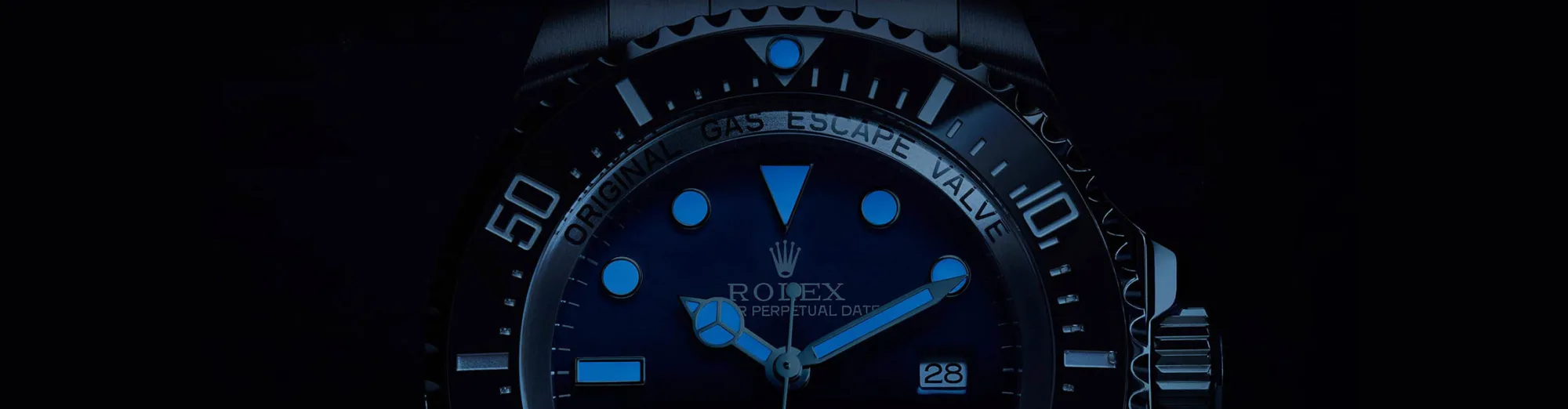 Blau leuchtendes Zifferblatt einer Rolex Deepsea im Dunkeln